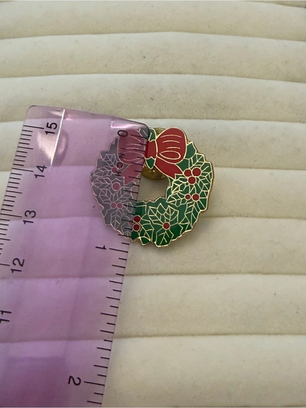 Christmas Wreath with Red Bow Vintage Lapel Pin Shiny Enamel Gold Tone Festive